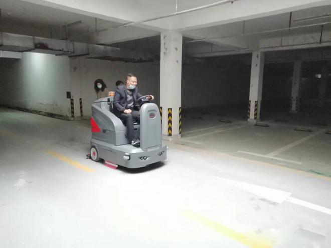 南区小区物业保洁不用人力改用驾驶式洗地机了